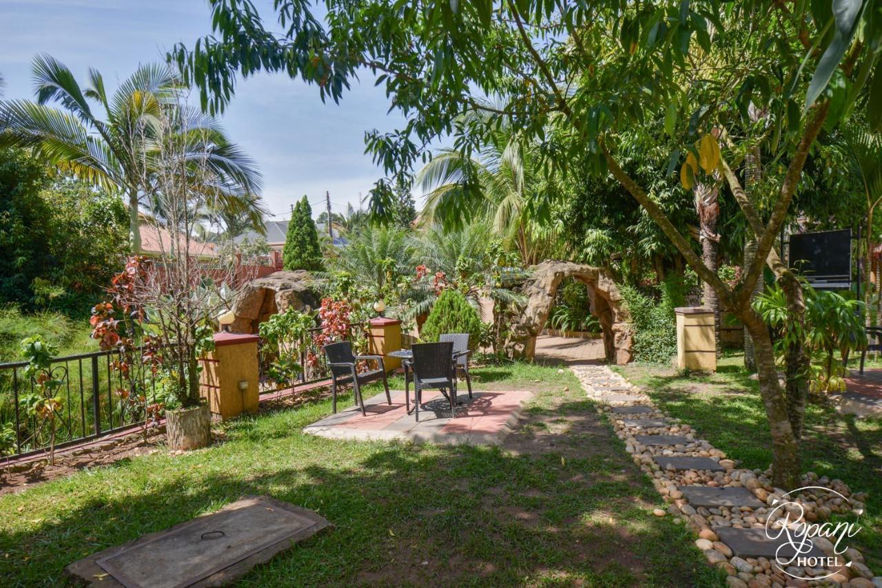 Ropani Hotel Kitende Exterior foto